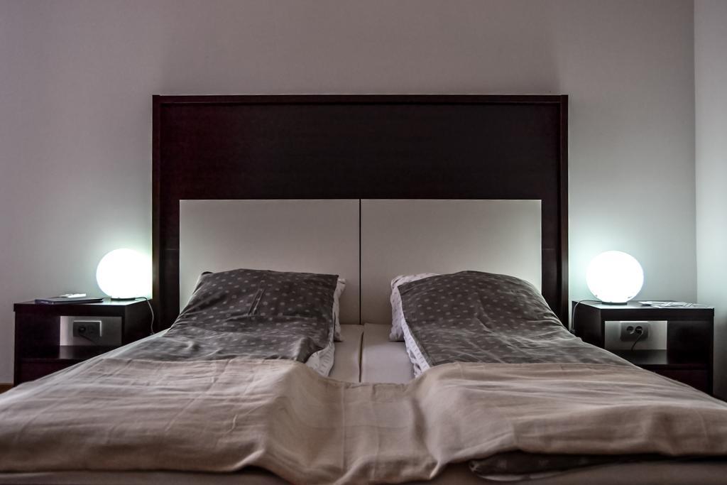 Modena Apartments Újvidék Szoba fotó